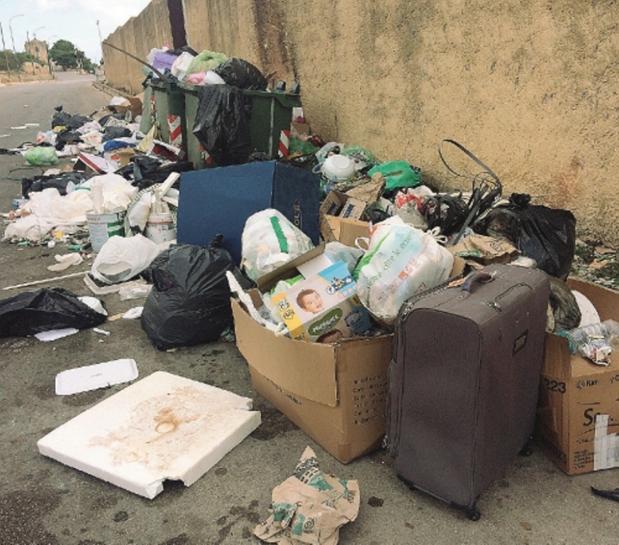 Raccolta dei rifiuti bloccata, caos a Castelvetrano e Mazara del Vallo