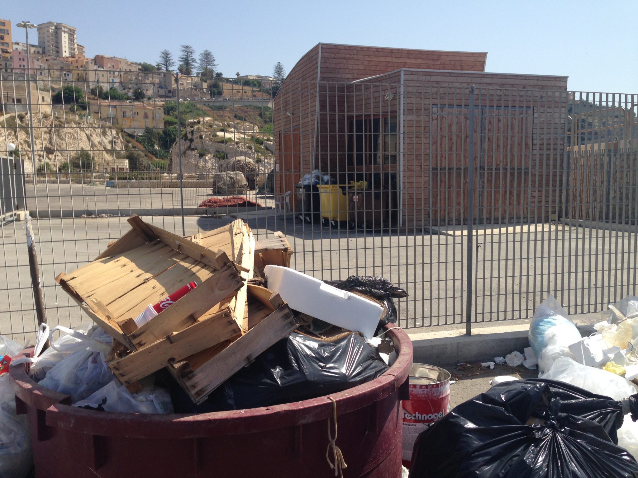 Rifiuti al porto di Sciacca, Calogero Bono accusa l'amministrazione comunale: "Soltanto due cassonetti nell'isola ecologica"