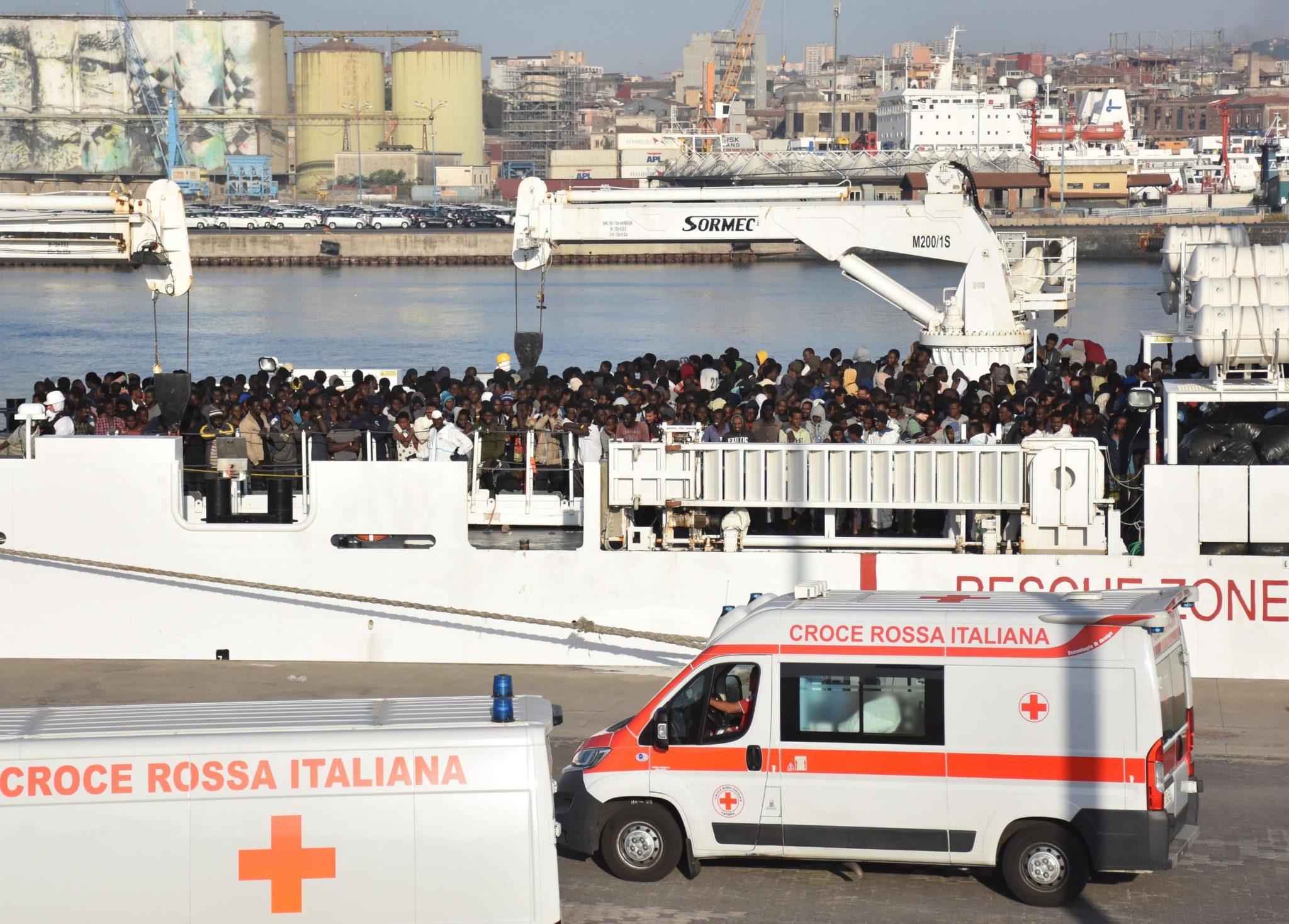 Sbarca a Catania la nave "Diciotti", migranti soccorsi dalla Guardia Costiera italiana