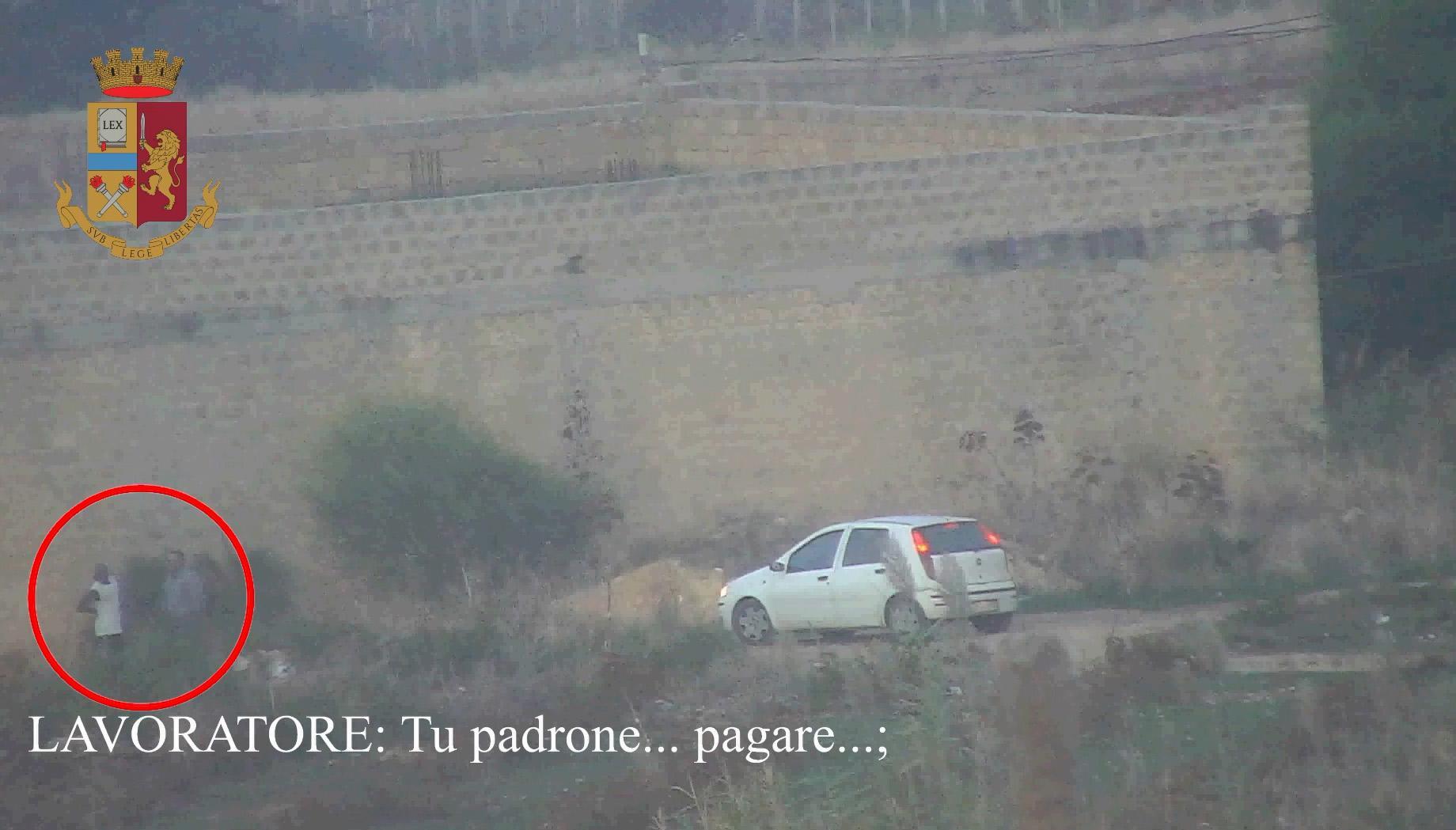 Caporalato nelle campagne di Marsala e Mazara, padre e figlio sfruttavano immigrati