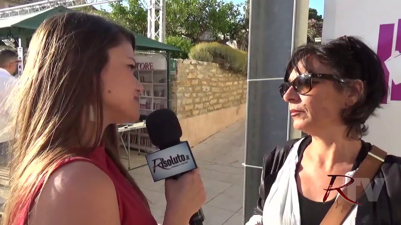 Anche l'ex responsabile della Biblioteca di Sciacca Elina Salomone dona un libro al Letterando: "La cultura è l'arma piu' potente che abbiamo"