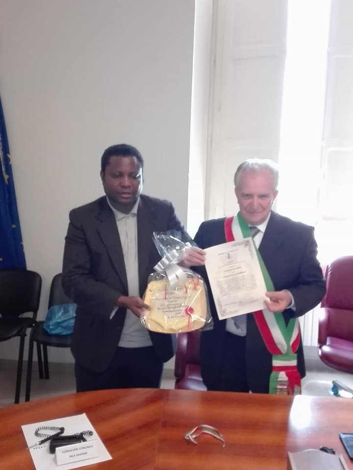 Un sacerdote della Tanzania riceve la cittadinanza onoraria di Caltabellotta, il sindaco Segreto: "E' stato molto vicino ad anziani ed ammalati"
