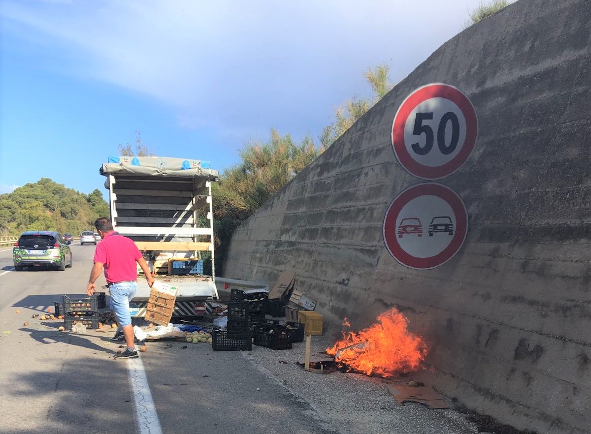Butta mozzicone dal finestrino e prende fuoco il suo mezzo, autista in difficoltà sulla Statale 115