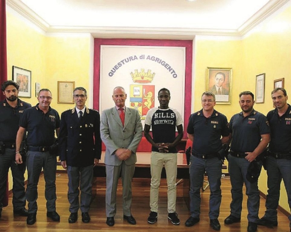 Giovane gambiano sventa una rapina in un tabacchi di Porto Empedocle