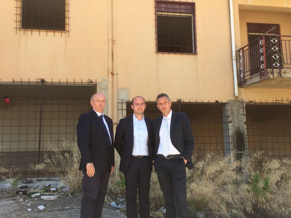 Sopralluogo del sindaco Pace con il responsabile del procedimento e il rappresentante della ditta alle Case Popolari di Largo dei Martiri di via Fani