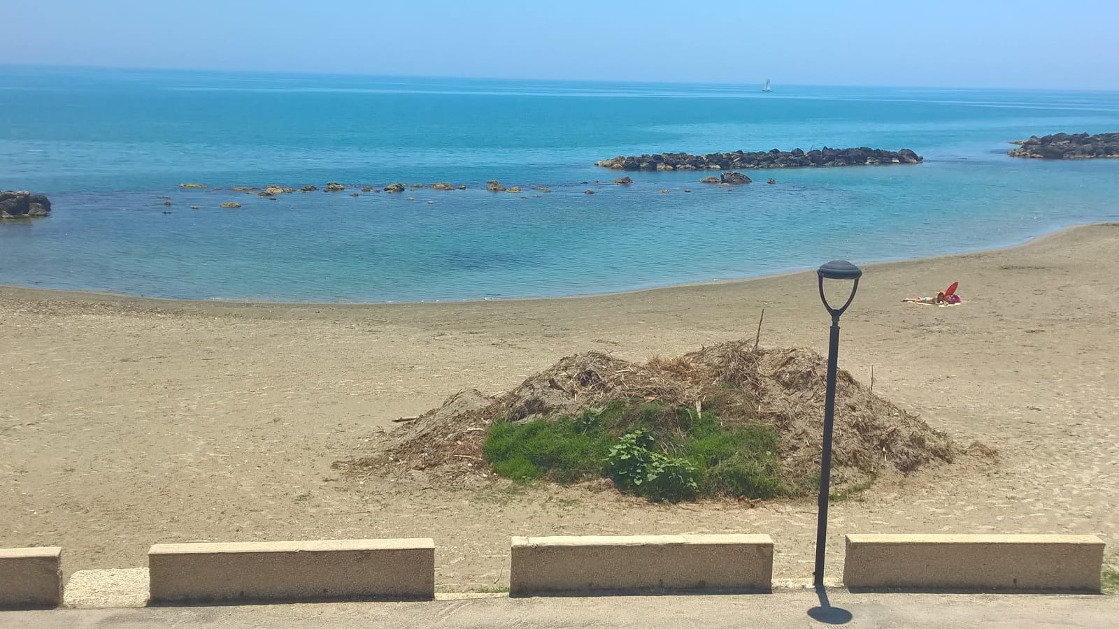 Vista mare, rifiuti della pulizia della spiaggia accumulati alla Foggia