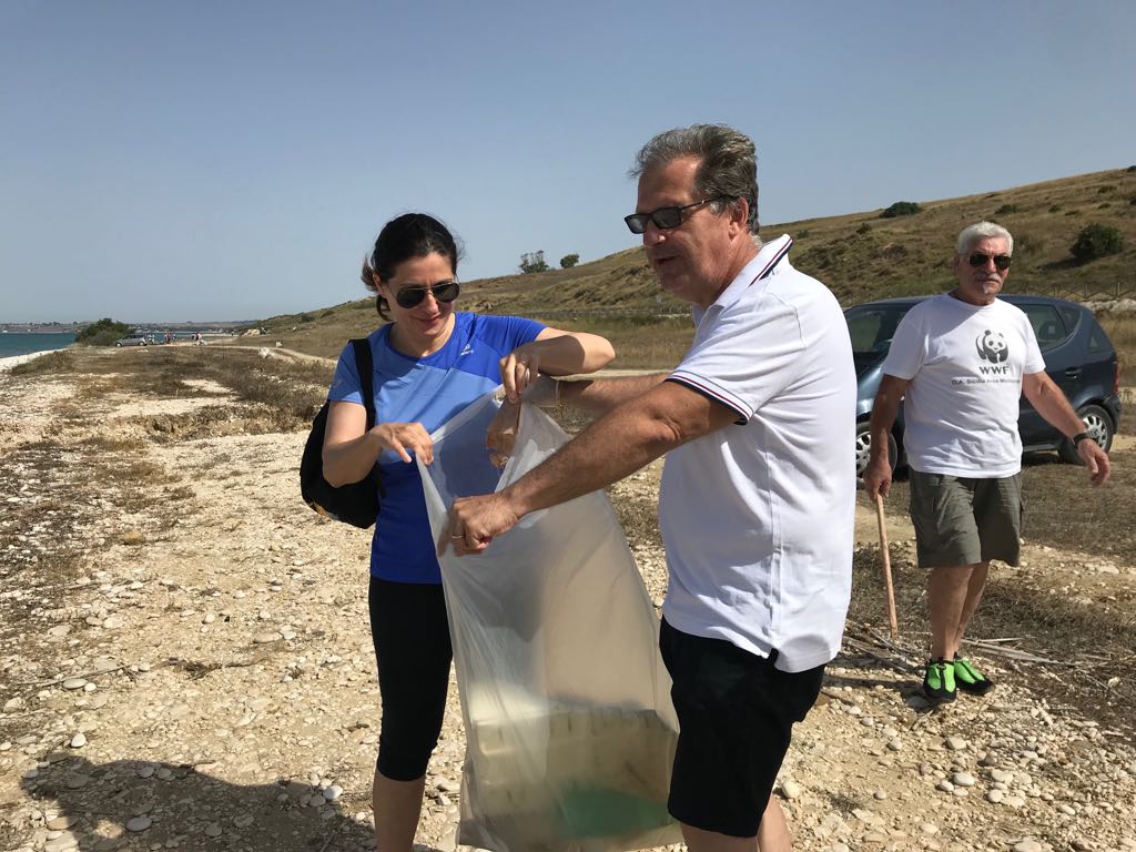 Prima giornata ecologica a Menfi, liberata dai rifiuti la spiaggia delle "Giache Bianche"
