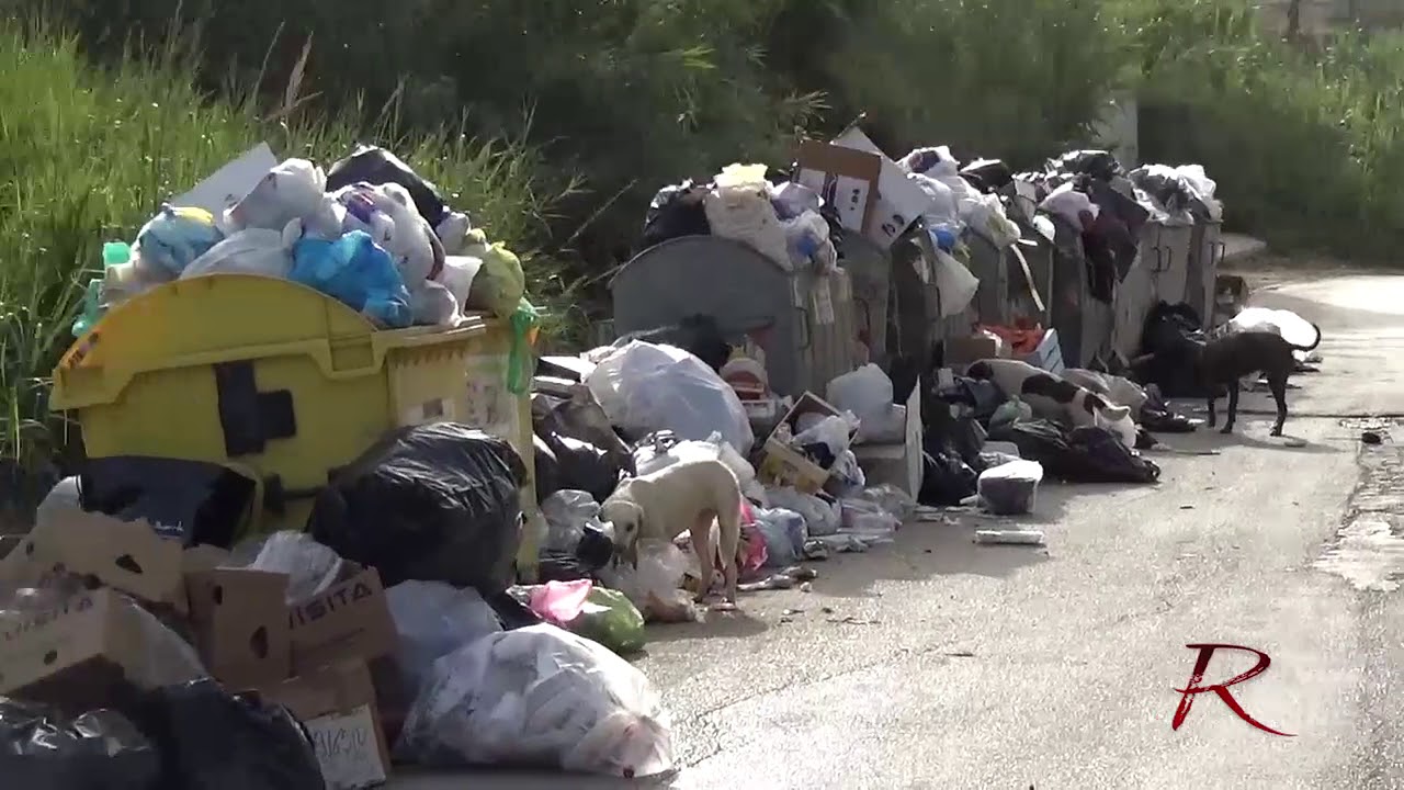 Cassonetti di prossimità della contrada Carbone a Sciacca trasformati in discarica la domenica pomeriggio