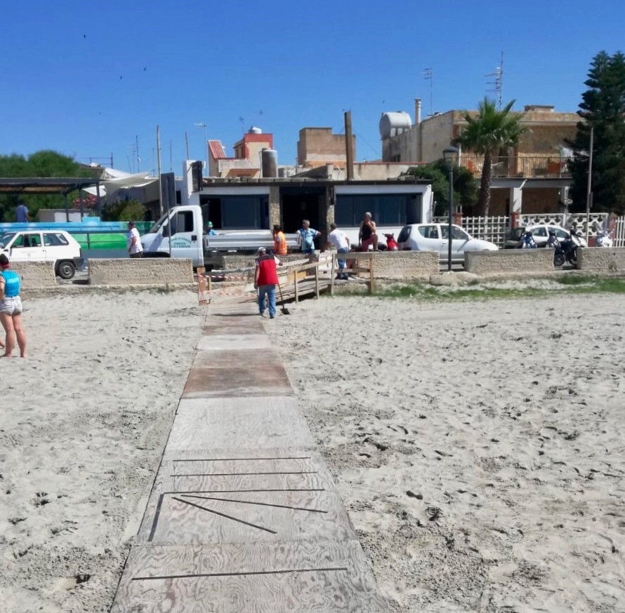 Passerelle in legno nelle spiagge di Sciacca, l'amministrazione corre ai ripari per consentire l'accesso a tutti