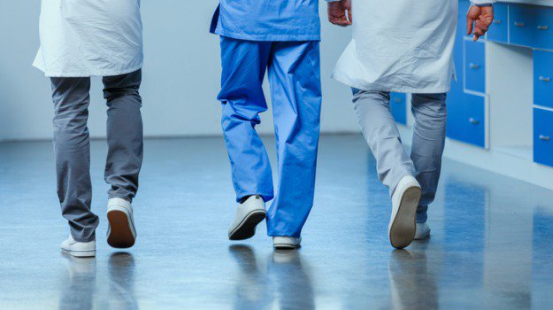 Sospeso ostetrico, palpeggiava le sue pazienti