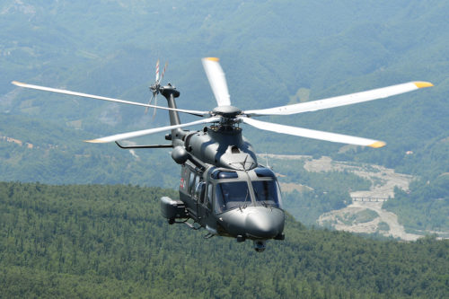 Intervento di un elicottero dell'Aeronautica per spegnere incendio a Lucca Sicula.