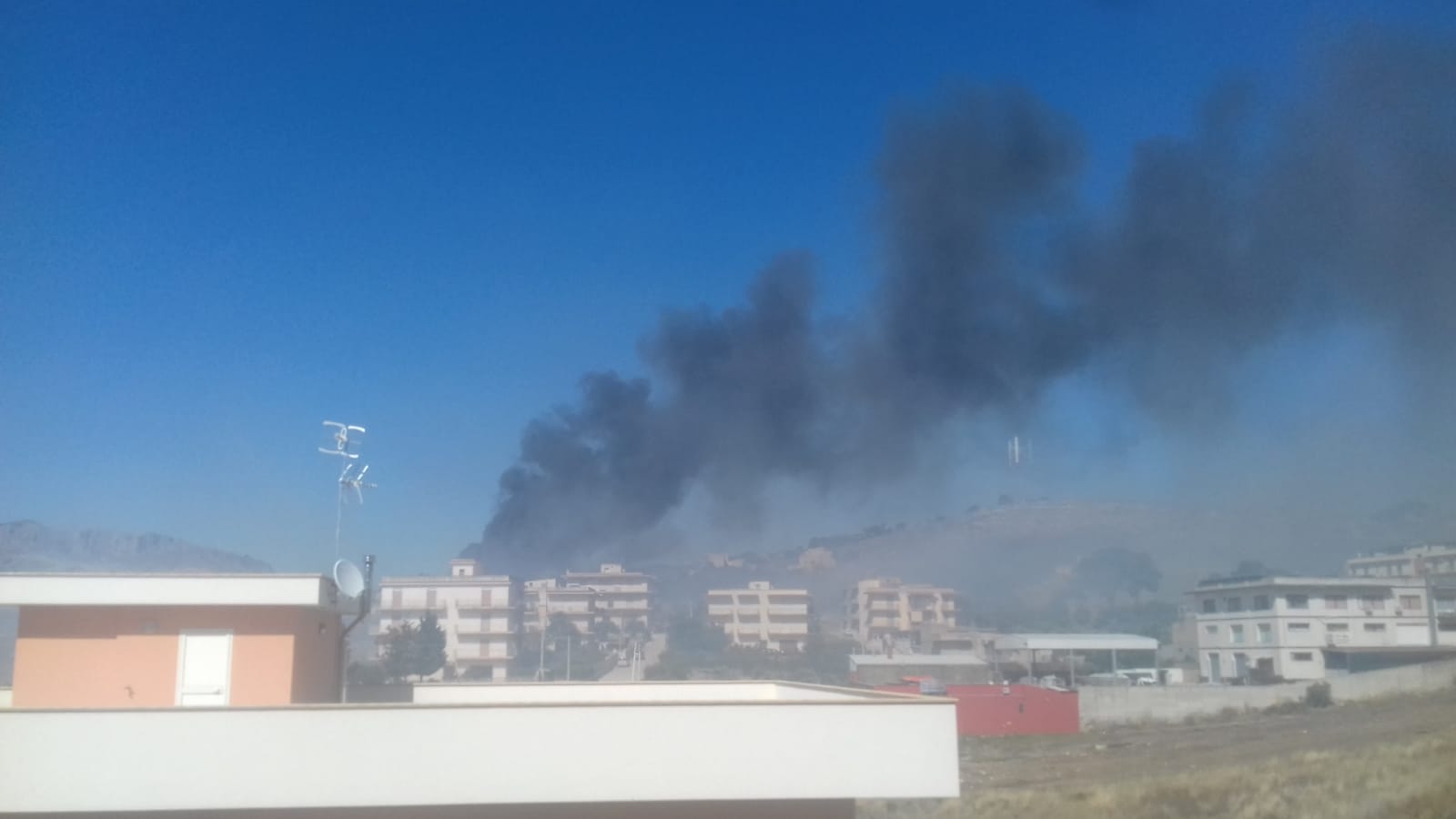 Incendio a Sciacca, fiamme nella zona di via Sant'Agata dei Goti lambiscono abitazioni
