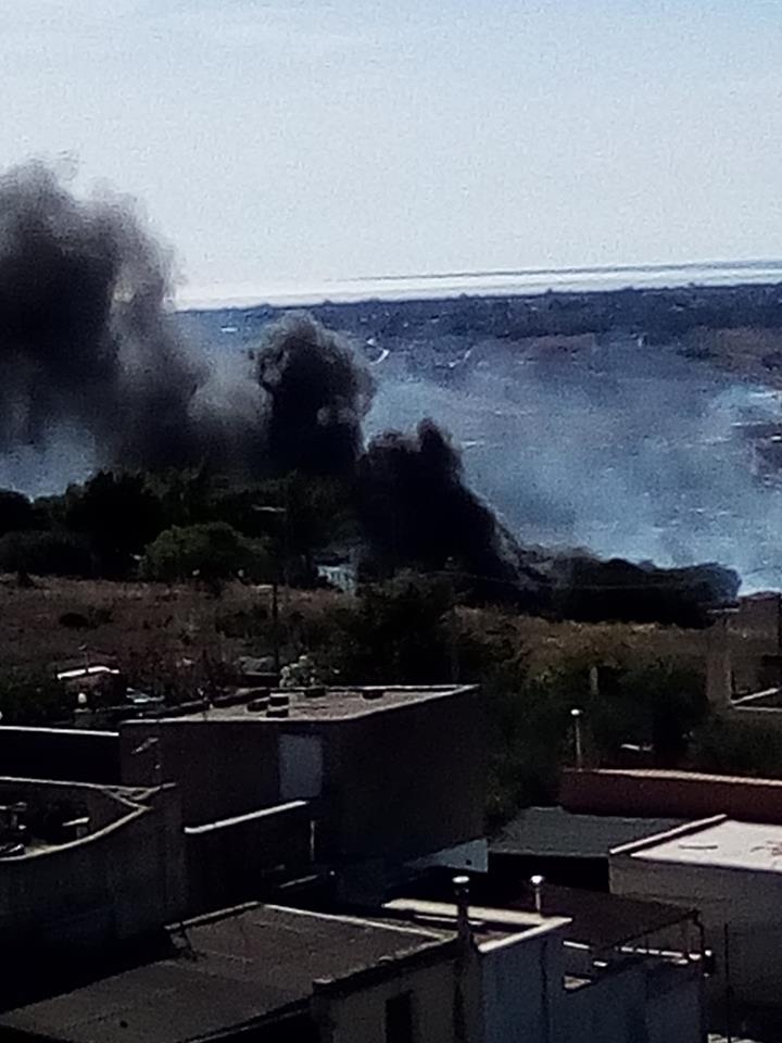 Incendio in contrada Cannaceci, a Sciacca. Bruciano mezzi e una casa. Rinforzi da Santa Margherita.