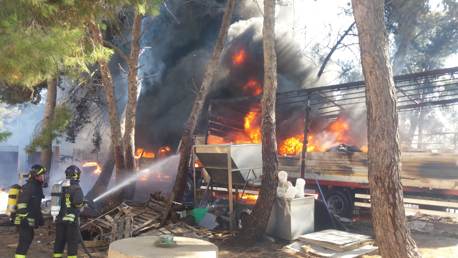 Vigili del fuoco ancora al lavoro per stabilire le cause dell'incendio di ieri pomeriggio a Sciacca