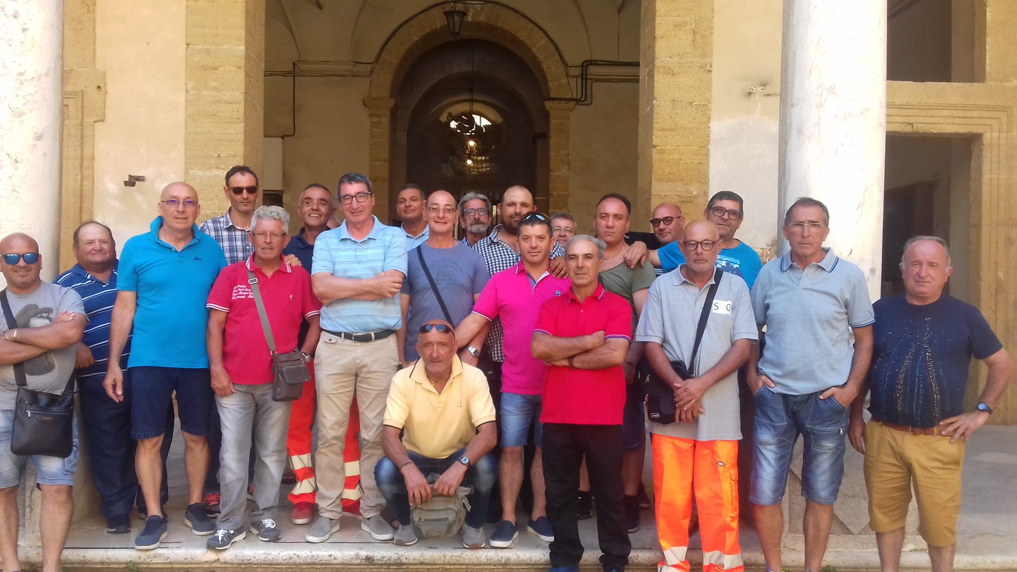Caos raccolta rifiuti. Proclamato lo sciopero, ma la ditta Bono raccoglie l'indifferenziata in alcune zone. "Atteggiamento antisindacale": lavoratori pronti alla denuncia.
