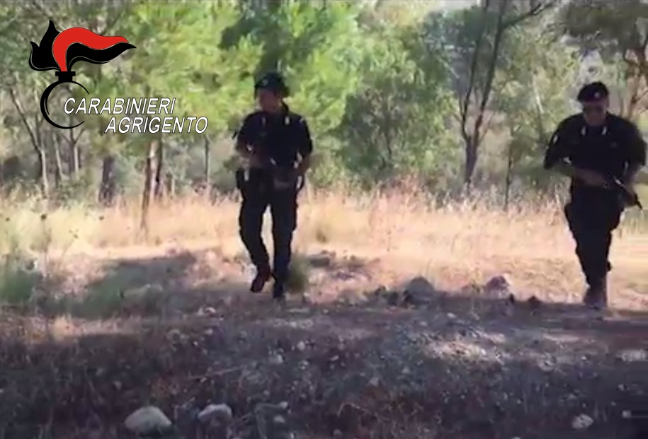 Evade dai domiciliari, i Carabinieri lo ritrovano e lo arrestano in un bosco vicino Ravanusa