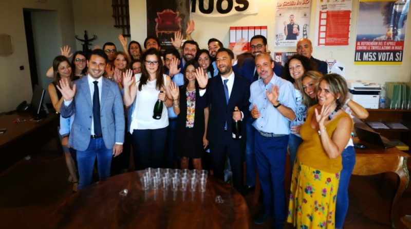 I parlamentari regionali grillini brindano al taglio dei vitalizi a Montecitorio: "Non e' impossibile neanche all'Ars"