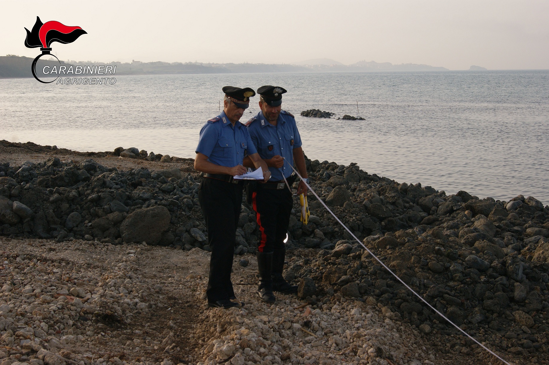Torre di Gaffe: palmese con un escavatore al lavoro per farsi il posto barca. Denunciato dai carabinieri