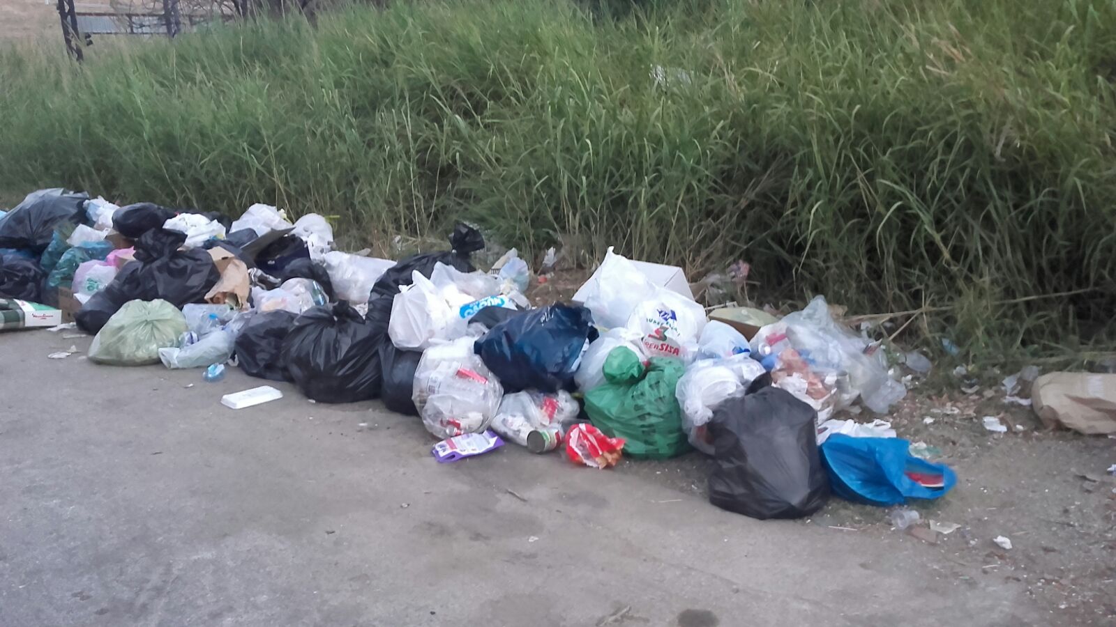 Tolti i cassonetti, resta il pattume. Discariche a cielo aperto dopo la rimozione dei cassoni in contrada Carbone a Sciacca