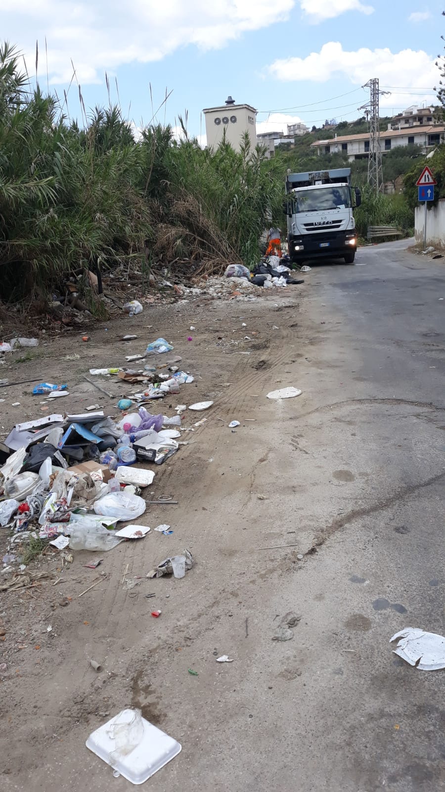 Pulizia straordinaria nelle aree invase dalla spazzatura dopo la rimozione dei cassonetti