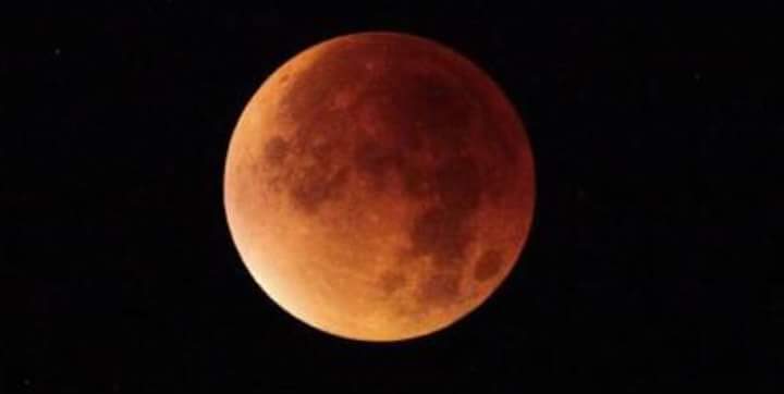 Eclissi lunare in corso: raffica di foto pubblicate sui social