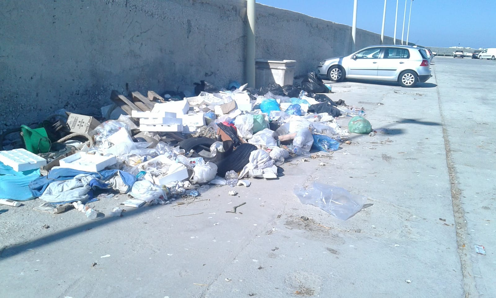 Degrado nell'area portuale di Sciacca: un cumulo di spazzatura deturpa la zona
