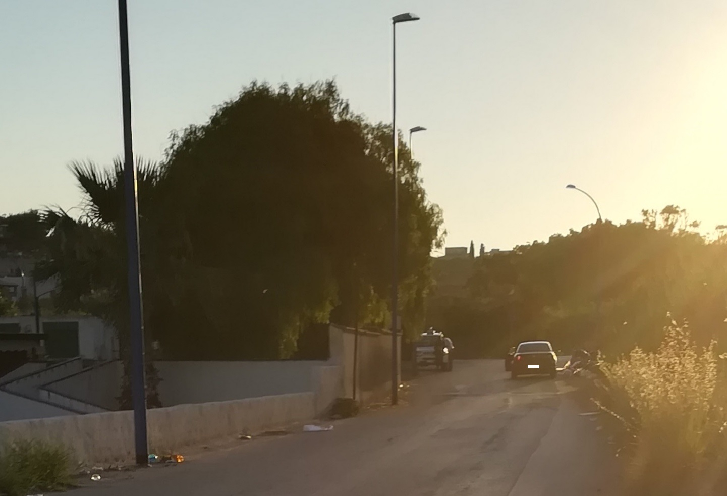 Foggia, ore 19,30: la Polizia municipale multa un automobilista che stava abbandonando i propri rifiuti