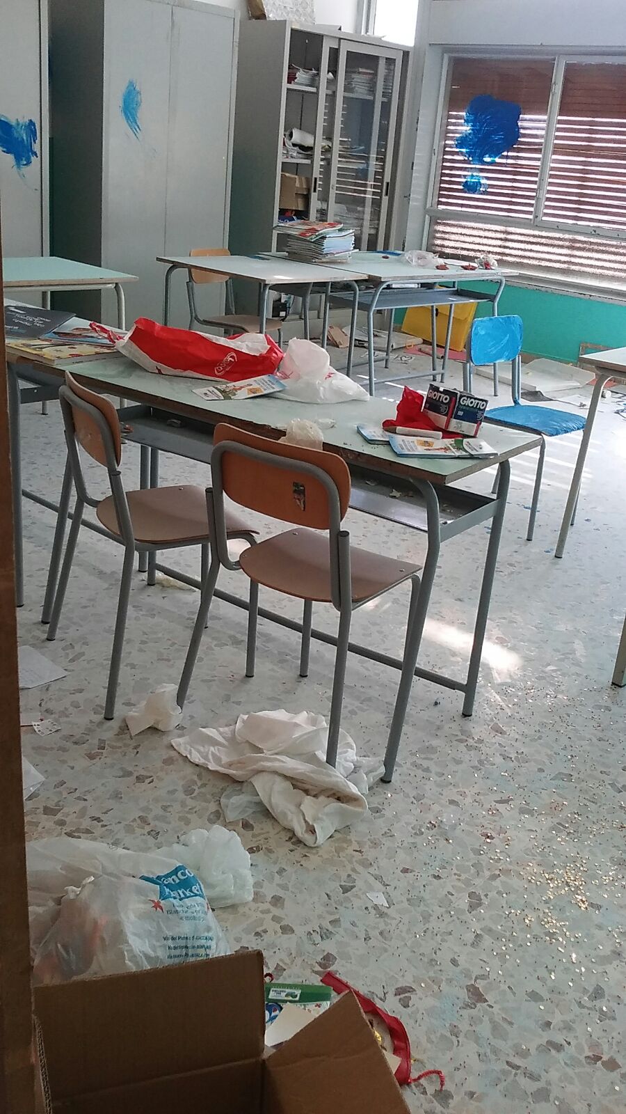 Vandali devastano una scuola a Montevago