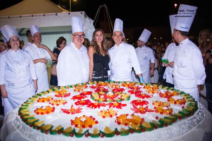 Ieri sera esordio dello Street Food con la cassata da record, stasera Toti e Totino e i Dore'