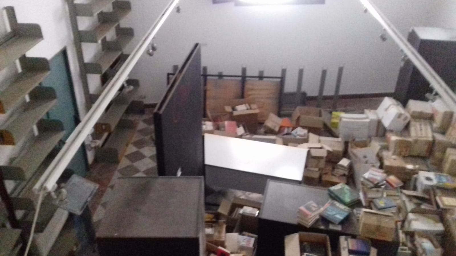 Quello che resta della Biblioteca comunale di Sciacca: polvere, disordine e disorganizzazione