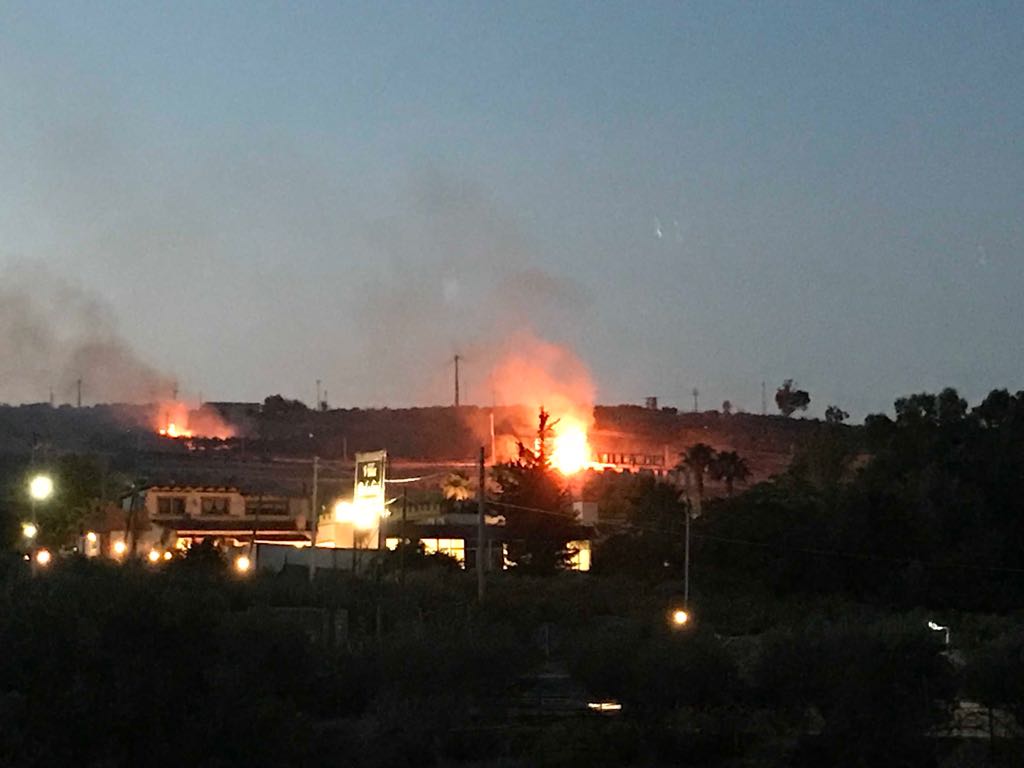 Incendio sulla 115 nelle campagne attigue a residenze e al ristorante Villa dei Paladini