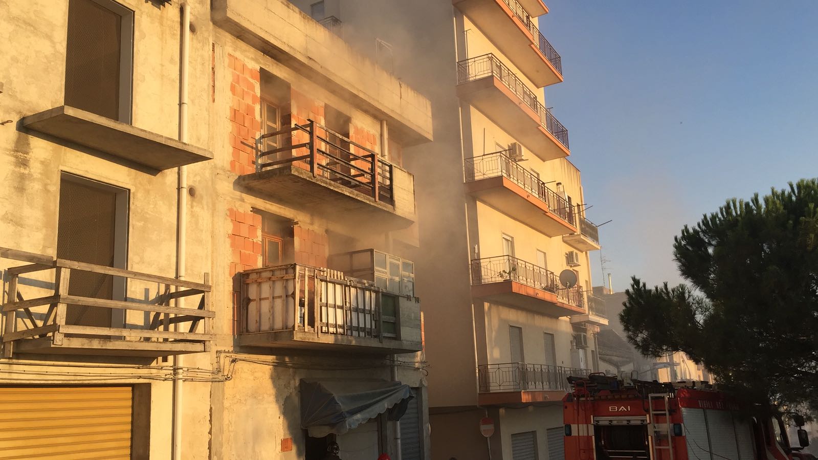 Due incendi in via Catusi nel giro di 24 ore, brucia un'attivita' artigianale e un'auto