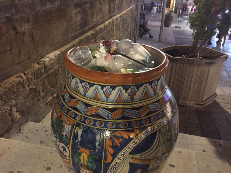 I vasi in ceramica di piazza Duomo utilizzati a Sciacca come cestini portarifiuti, la nuova frontiera dell'inciviltà