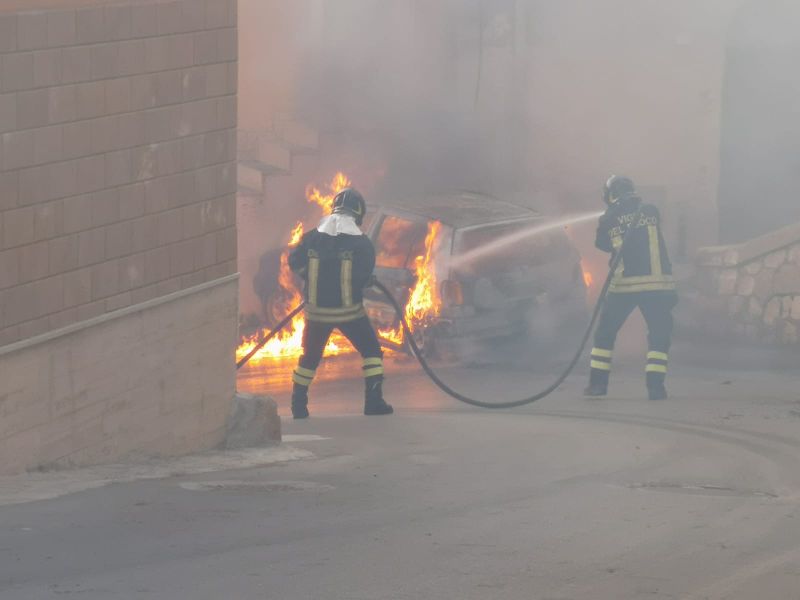 Panico questa sera nella zona portuale di Sciacca per un'auto in fiamme