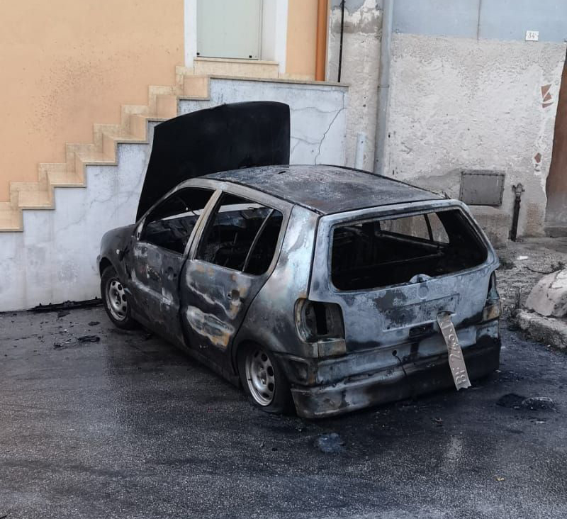 Auto a fuoco alla Marina, Nicola Guardino il primo ad intervenire per aiutare una donna alla guida ad allontanarsi
