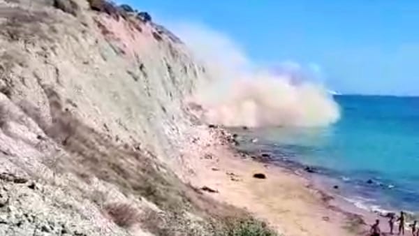 Agrigento. Paura a Zingarello per una frana sulla spiaggia: non ci sarebbero feriti