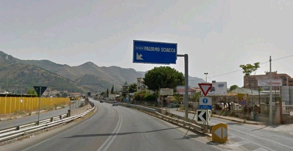 Frana il costone roccioso, disposto senso unico alternato sul tratto della Fondovalle