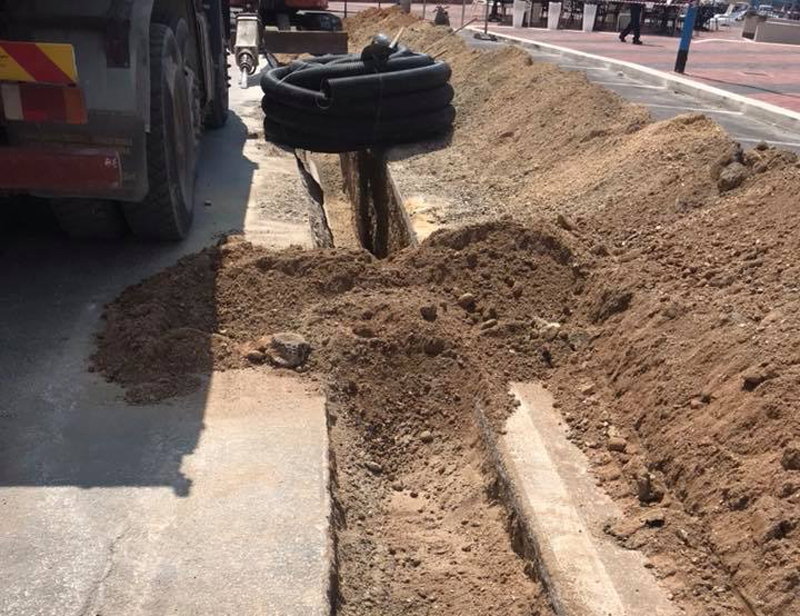 Nuovi lavori in corso Miraglia a Sciacca, un lungo scavo per un tratto di linea elettrica