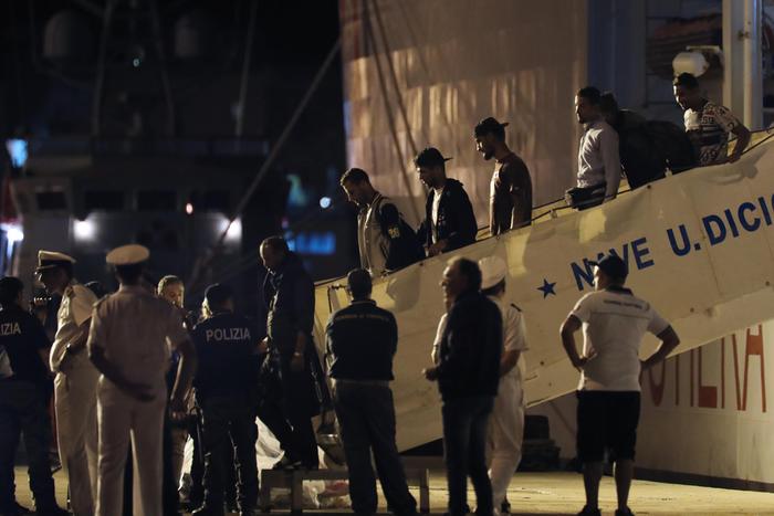 Scendono i minori dalla Diciotti, restano 150 minori a bordo. Aperta inchiesta ad Agrigento
