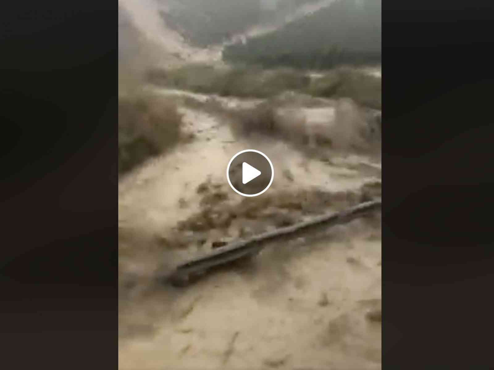 La Fondovalle inondata dal fango anche ieri, ruspe in azione per liberare la carreggiata