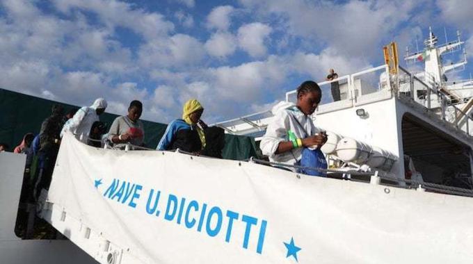 Resta ormeggiata al porto di Catania la Diciotti, bloccati i 150 migranti a bordo