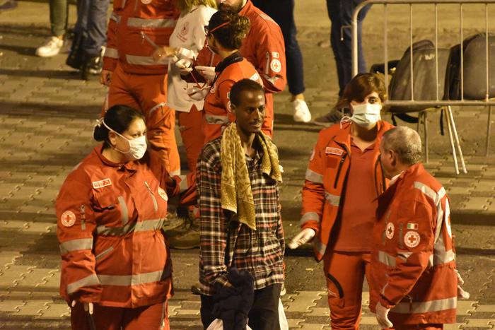Sono sbarcati dopo cinque giorni di attesa i migranti ospiti sulla nave Diciotti