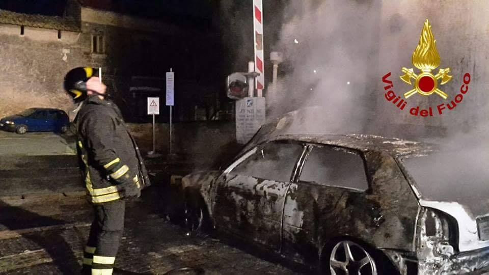 Fiamme nella notte a Sambuca, a fuoco cinque auto