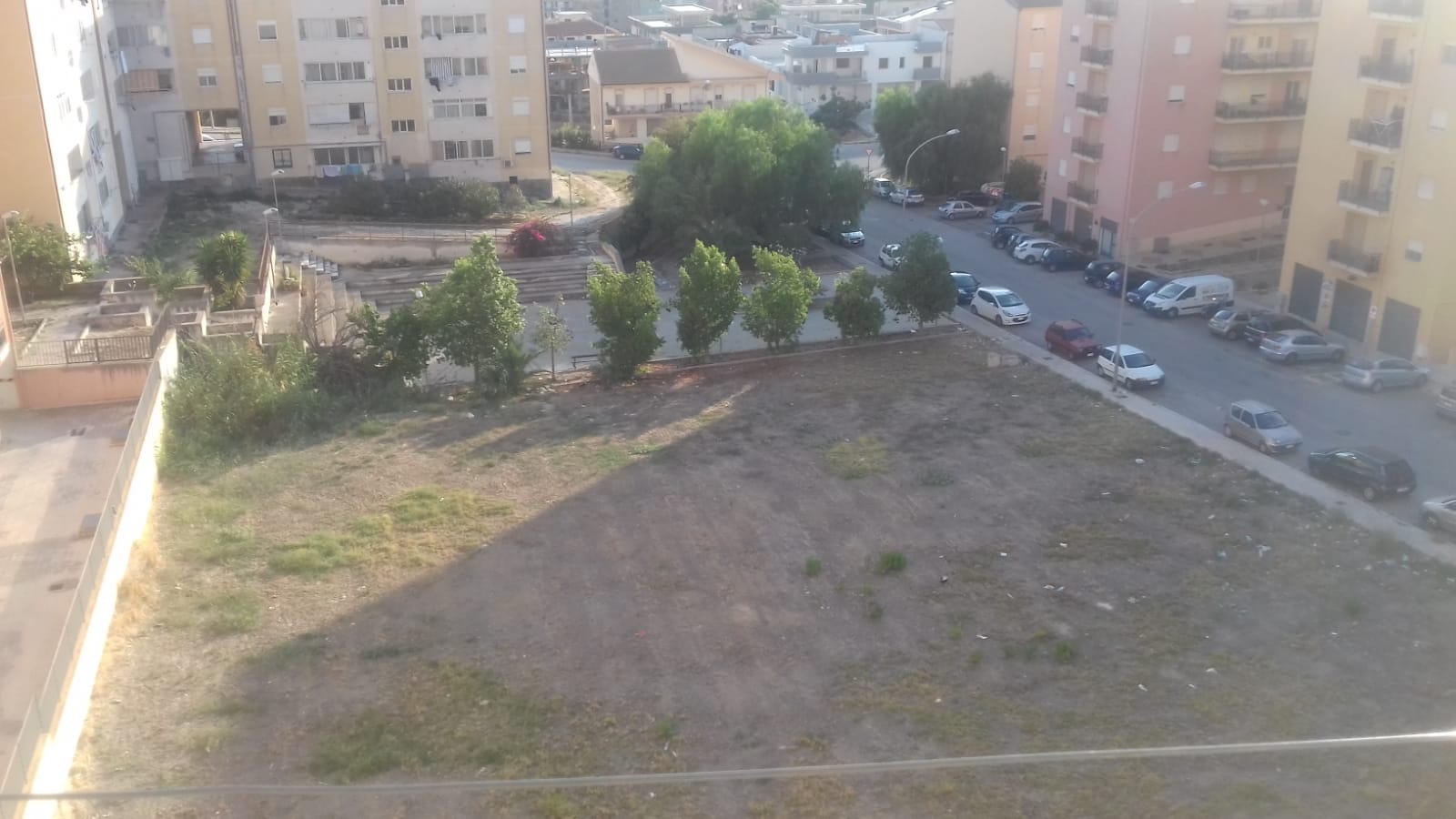 Azione dimostrativa di alcuni residenti di contrada Ferraro: "Ripuliamo noi il nostro quartiere, ci sentiamo abbandonati"