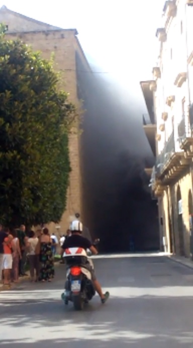 Incendio all'interno dell'edificio che fa angolo tra le vie Vittorio Emanuele e Garibaldi
