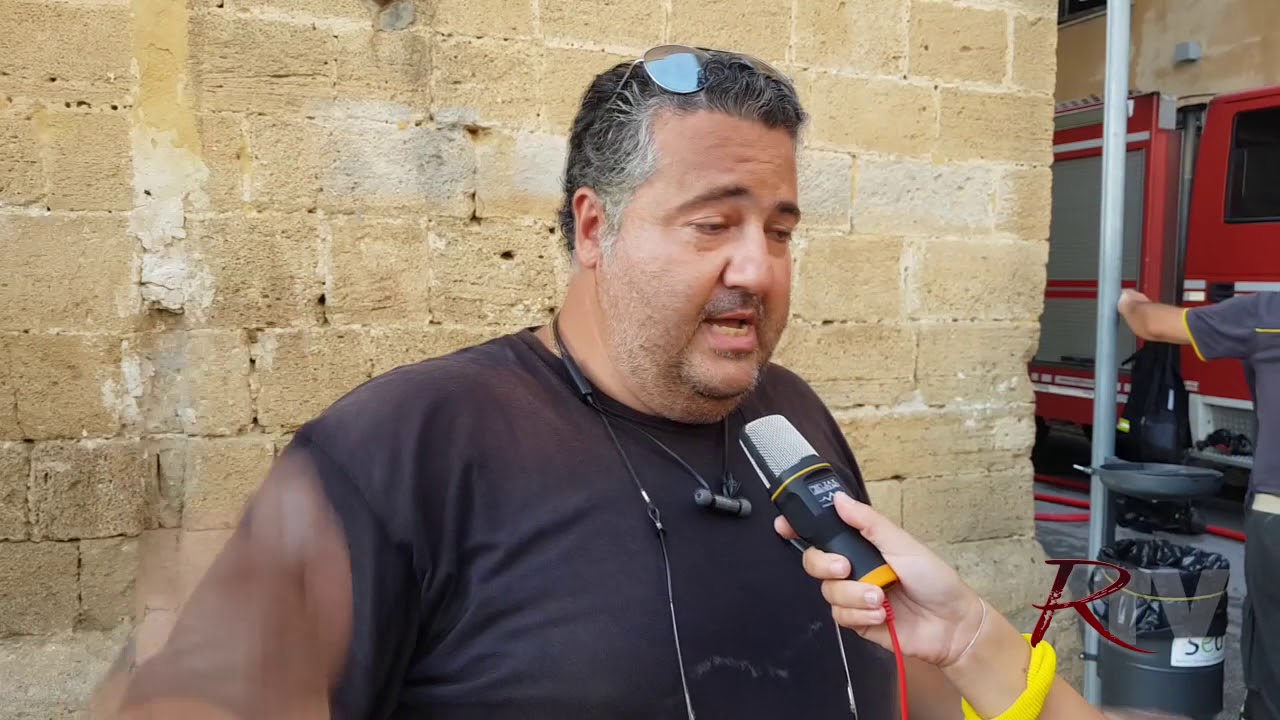 Con una scala improvvisata salva l'uomo all'interno del magazzino in fiamme