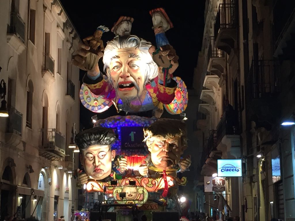 Rivive d'estate il Carnevale di Sciacca, carri e gruppi in centro