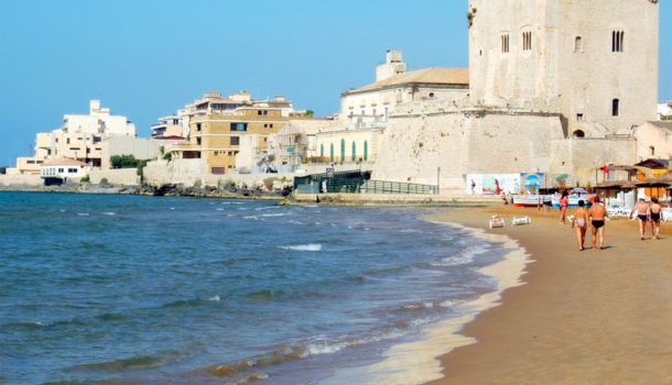 Boom di turisti a Pozzallo, porto di sbarchi di migranti
