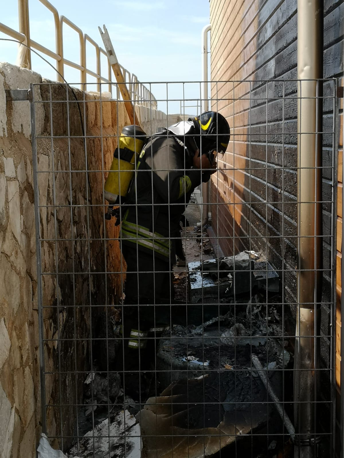 Incendio all'isola ecologica del porto di Sciacca, non chiara l'origine delle fiamme