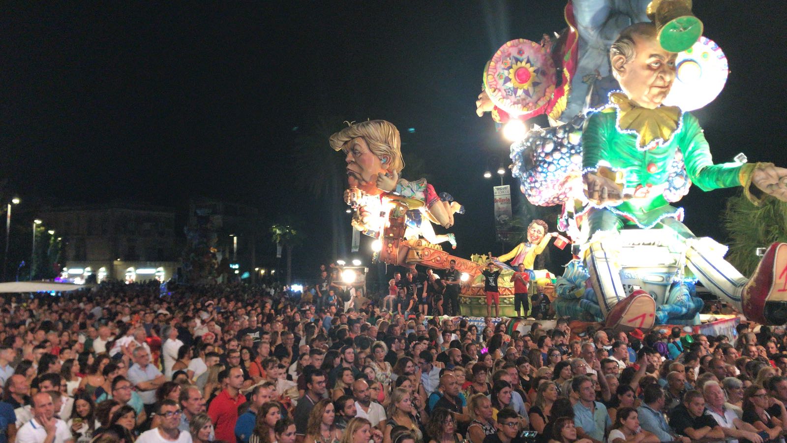 Si chiude stasera il Carnevale estivo, ultimo giorno di sfilate dei carri allegorici